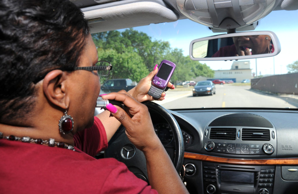 Personal Injury Lawyer Palm Springs Dans 5 Ways to Ditch Driving Distractions In the New Year