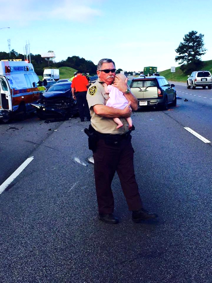 Jefferson Al Car Accident Lawyer Dans Deputy Comforts Crying Baby after Traffic Accident In Alabama ...