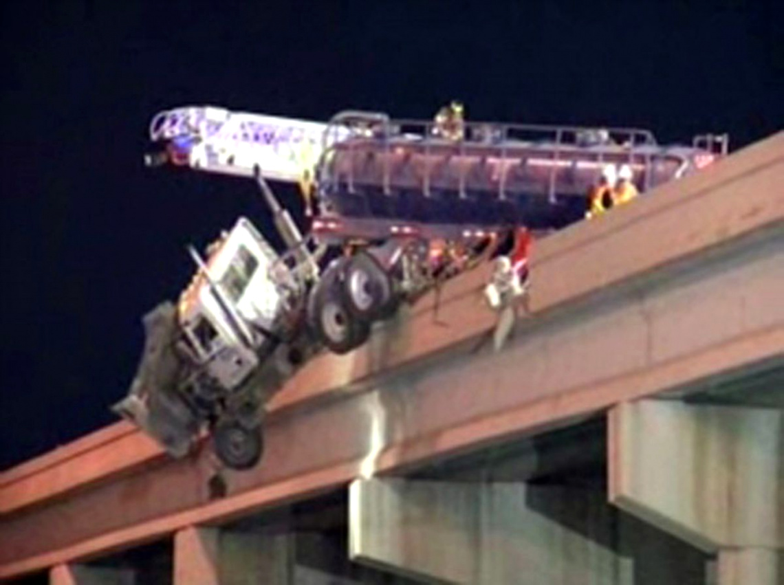 Truck Accident Lawyer New York Dans Crash Leaves 18 Wheeler Dangling Off Edge Of Texas Highway Crews Rush