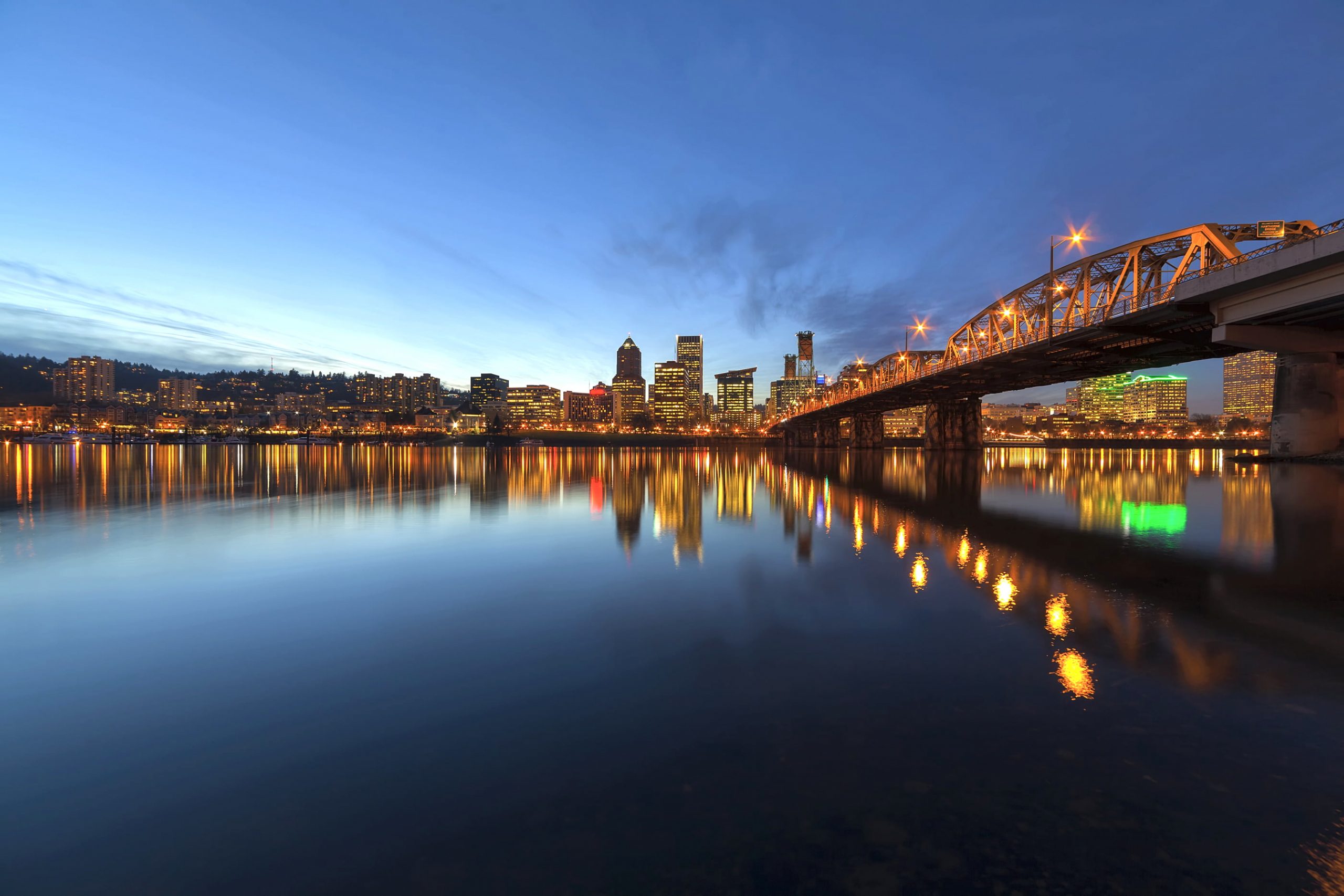 Uber Lawyer Near Me Dans Portland Downtown Skyline by Hawthorne Bridge at Blue Hour Portland